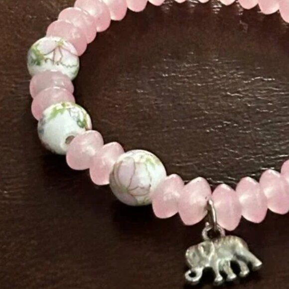 NWOT Natural Stone Rose Quartz Elephant Charm Beaded Bracelet - Picture 4 of 5